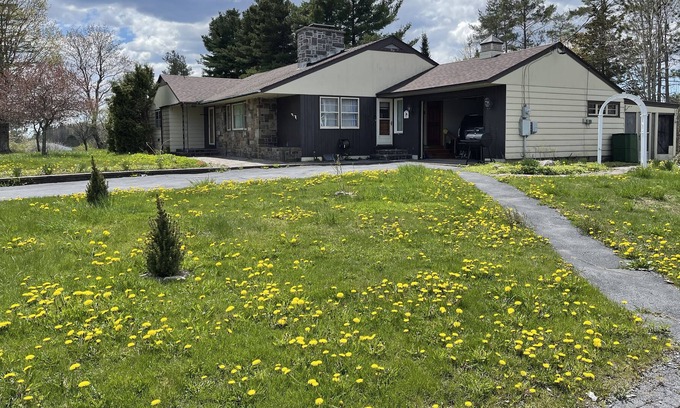 Lewis County Maison | 3 Bedroom Ranch with a pond, Tug Hill Snowmobile
