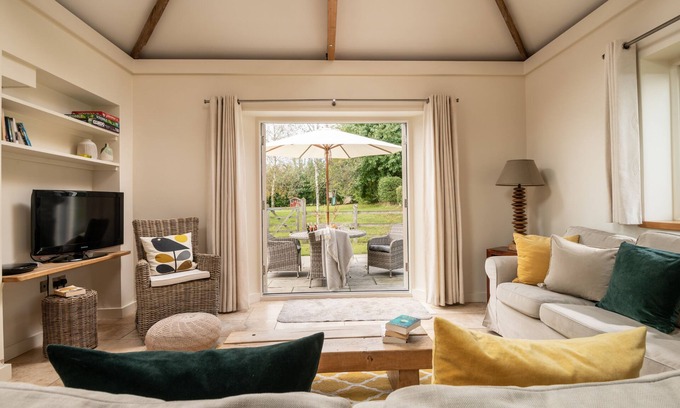 Sculthorpe Maison | 3 bedroom single story barn with luxury indoor pool close to the north Norfolk coast