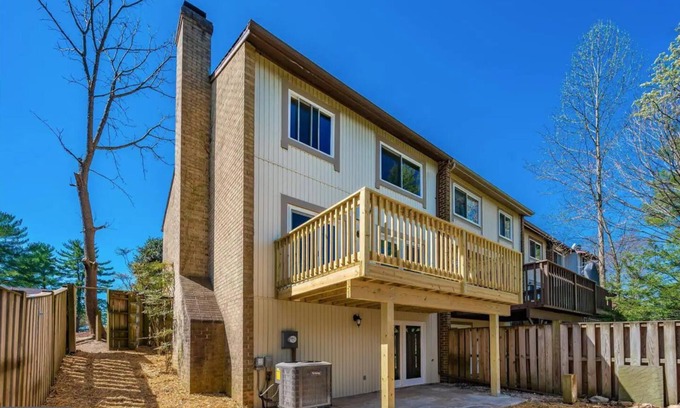 Montgomery Village Maison | 3-bedroom townhome in Gaithersburg with WiFi, AC, Meditation Room Close to DC