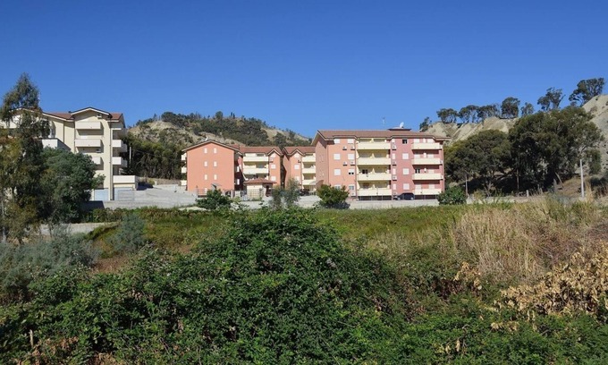 Caulonia Appartement | Appartement de 3 chambres, climatisé avec vue sur la piscine, Wifi et balcon spacieux