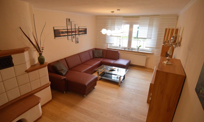 Vehra Maison | 3 chambres, 2 salles de bains, salon spacieux, WiFi, endroit calme, moderne, élégant,