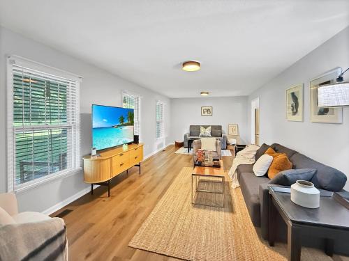 Murray Maison | 3 Bedrooms 8 Guests Modern Ranch Retreat on Half Acre