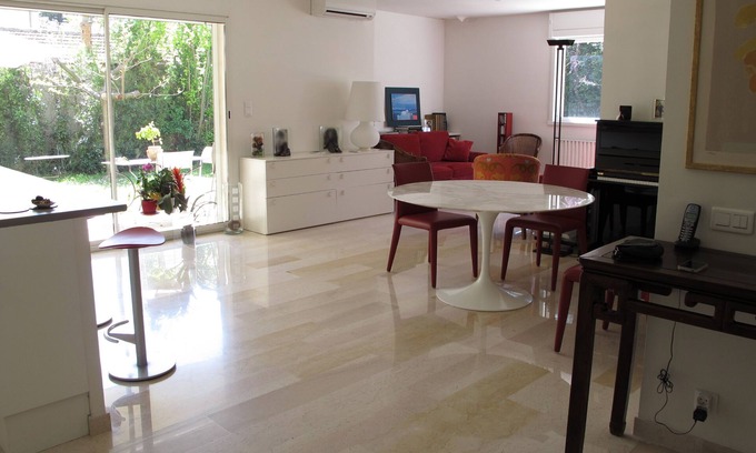 Couronne Urbaine Appartement | 3 chambres, jardin, calme, tout climatisé, parking, à 10 min à pied du centre.