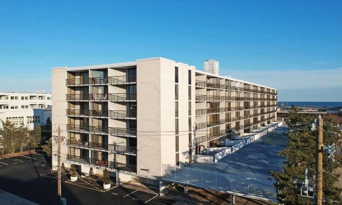 North End Copropriété | 3 BR, 2-1/2 BA Condo on Boardwalk/Ocean side of Ocean Colony. Many upgrades AND SPACIOUS, with lots of natural light, and two large decks. Easy access to Pool and Sundeck, requiring no elevator ride!
