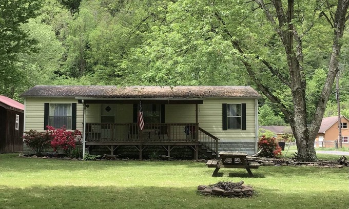 Bellepoint Maison | 3 BR 2 Bath house in Hinton, WV inside the New River Gorge National Park.