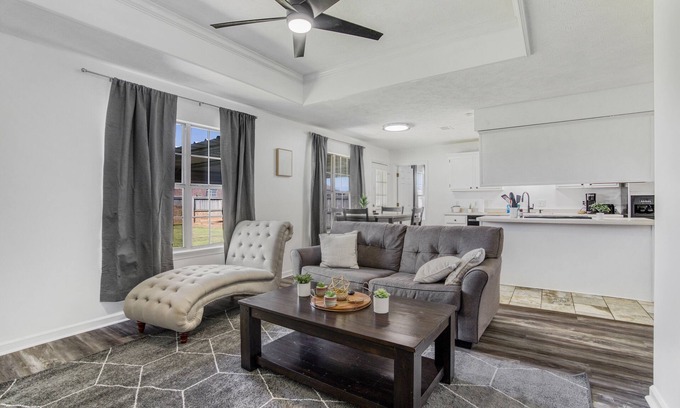Conway Maison | 3 BR Amazing Fully Fenced Home Close to the Colleges