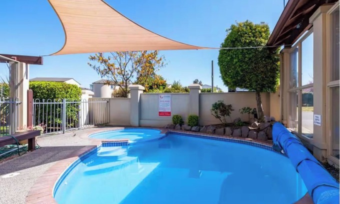 Taupo Maison | 3 BR Holiday home - Steps to the lake and short, scenic stroll to town