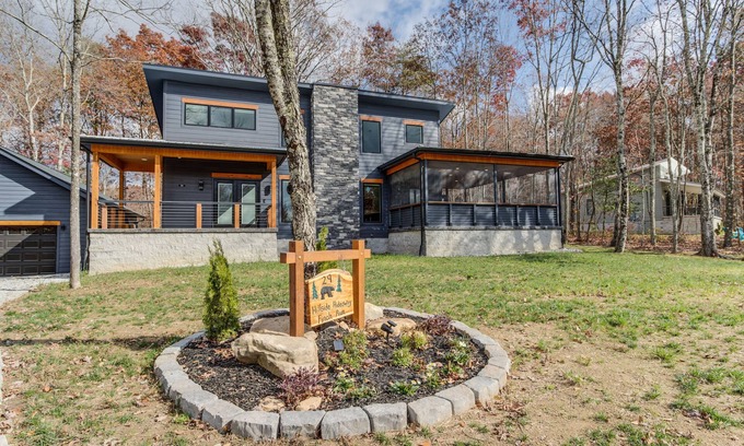 Tracy City Maison | 3-Br Luxury Home with Hot Tub & Arcade Games