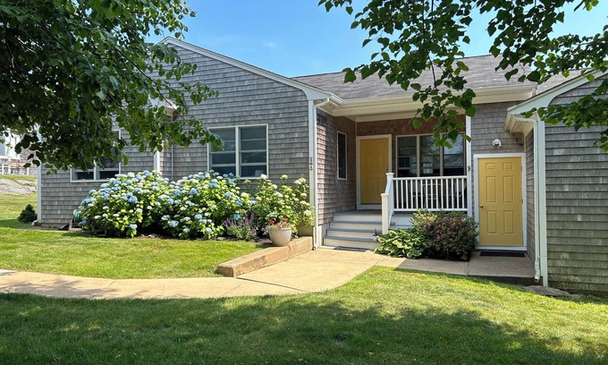 Easton's Point Maison | 3 BR -Walk to the beaches & Cliff walk. Quiet tree lined neighborhood!