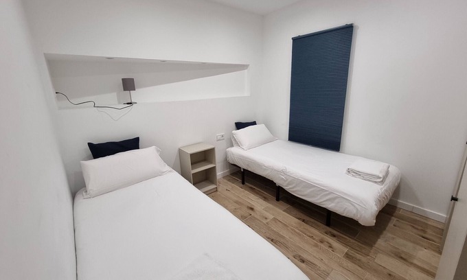 Cornella de Llobregat Appartement | 3 Dormitorios con un Balcón Ideal Para Familias o Viajes de Negocios