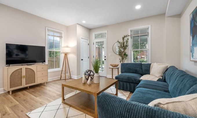 Victorian Village Appartement | 3 King Beds | Free Parking | Fenced Yard | OSU