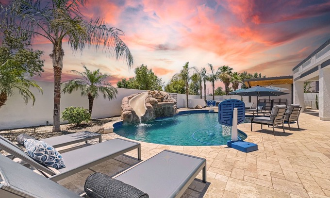 Queenland Manor Maison | 3 King Rooms, Sleeps 12 Heated Pool, Waterslide Paradise!