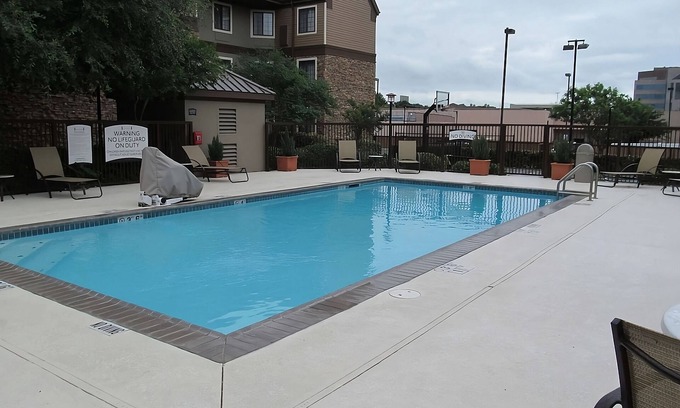 Vance Jackson Appartement | 3 Large Suites with Private Full Kitchens! Pets are Welcome! W/ Outdoor Pool!