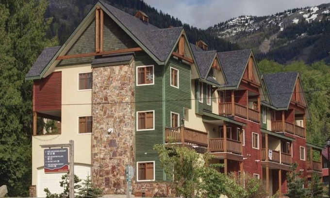 Rossland Maison | 3 level Townhouse with Private Hot Tub and Garage - close to ski hill.