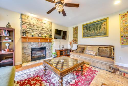 Fort Mill Maison | 3 Mi to Carowinds Retreat with On-Site Fishing