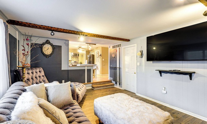Dover Maison | 3 Mi to Dover Motor Speedway: Pet-Friendly Retreat
