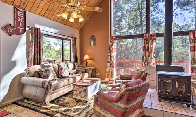 Oak Knoll Village Maison | 3 Mi to Downtown Cabin with Gas Grill in Prescott