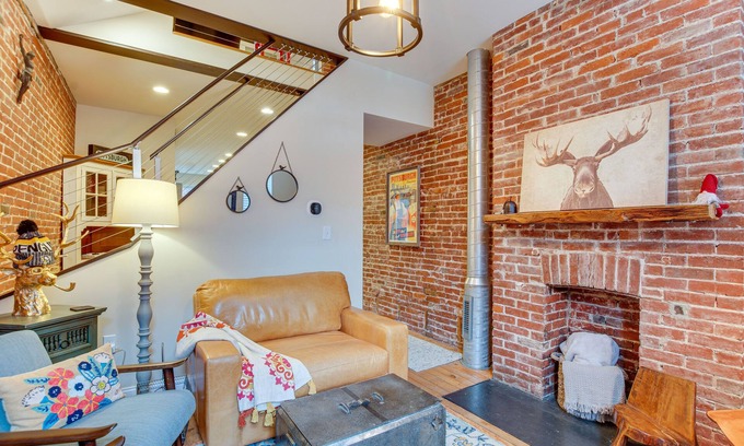 Lawrenceville Maison | 3 Mi to Dtwn: Charming Row House in Pittsburgh
