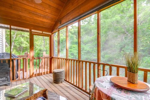 Jefferson City Maison | 3 Mi to Dtwn Jefferson City Family Home with Deck