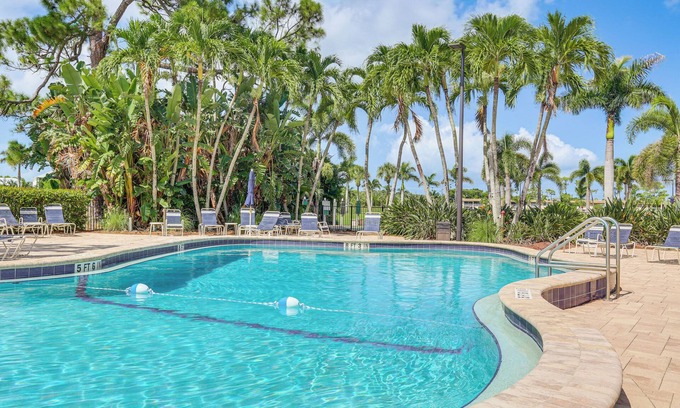 East Naples Copropriété | 3 Mi to Dtwn: Naples Condo w/Access to 9 Pools!