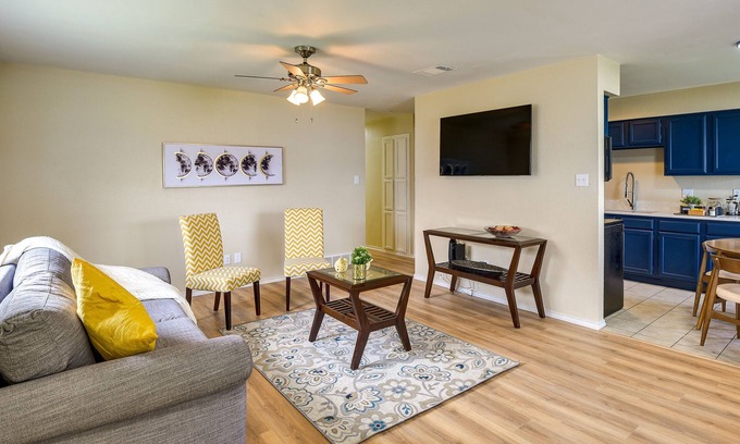 Waxahachie Maison | 3 Mi to Dtwn: Waxahachie Townhome w/ Fire Pit
