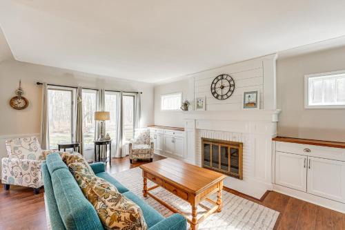 Muskegon Maison | 3 Mi to Duck Lake State Park Home with Deck!