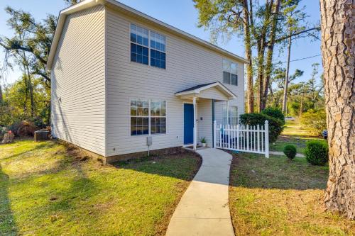 Lake Bradford -Cascade Lake Maison | 3 Mi to FSU Townhome with Patio in Tallahassee!