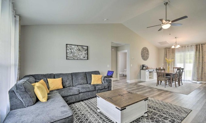 Loris Maison | 3 Mi to Golf Loris Home with Big Private Yard!