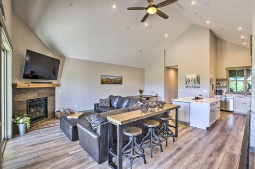 Grand Elk Ranch Maison | 3 Mi to Granby Ranch Townhome with Balcony and Views