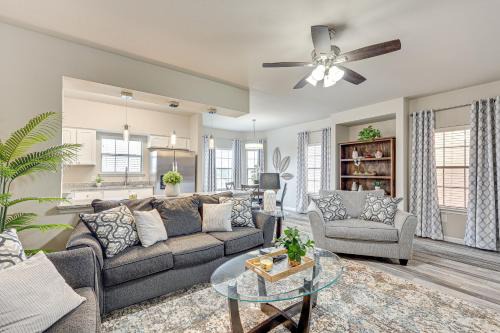 Eckhert Crossing Appartement | 3 Mi to Hospitals Stylish Condo in San Antonio!