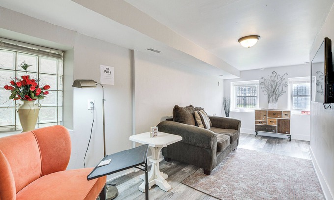 Woodlawn Appartement | 3 Mi to Jackson Park: Cozy Couples Getaway w/Yard
