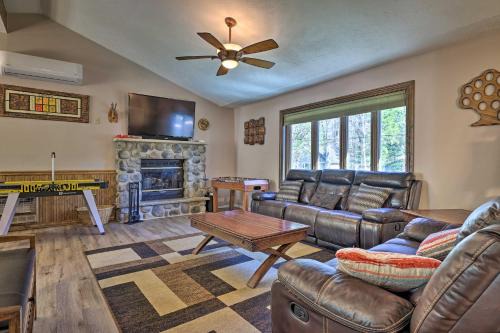 Pocono Summit Maison | 3 Mi to Kalahari Pocono Mountain Home with Fire Pit
