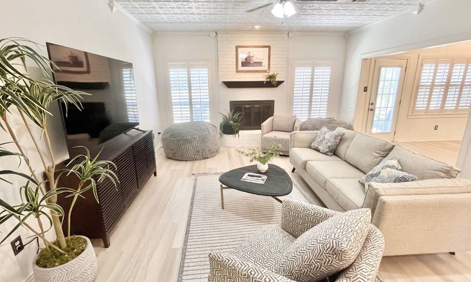 College Station Maison | 3 mi to Kyle Field, Farm house Ranchette, sleeps 20!