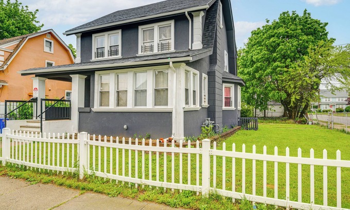 Hempstead Maison | 3 Mi to Nassau Coliseum: Spacious Hempstead Home!