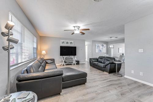 Venice Gardens Maison | 3 Mi to Venice Beach Pet-Friendly Home with Yard