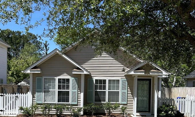 Myrtle Grove Maison | 3 miles from Carolina Beach, convenient to Wilmington Riverfront family friendly