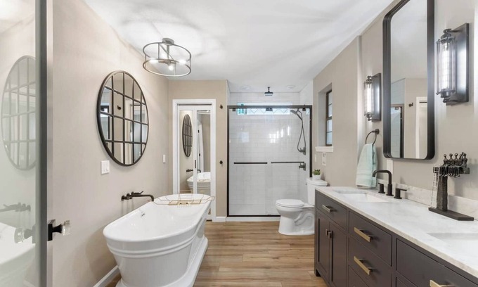 Warrington Maison | 3 miles from NAS * King and Queen Bed * Covered Patio * Luxury Bath * Open concept Living