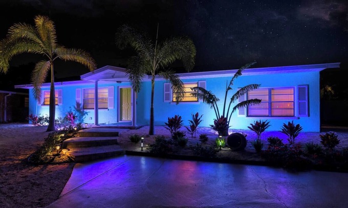 Whitney Beach Maison | 3 miles to AMI beach, 3 bed 2 bath, 4 miles to IMG