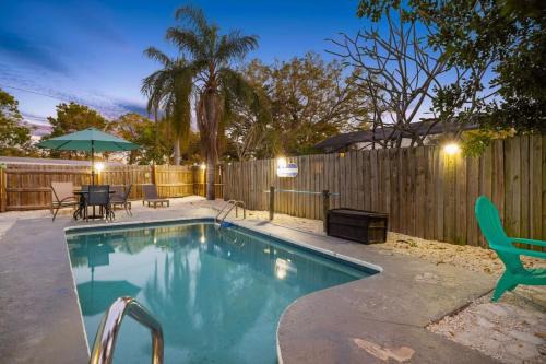 Ozona Maison | 3 miles to Honeymoon Island Firepit & Pool