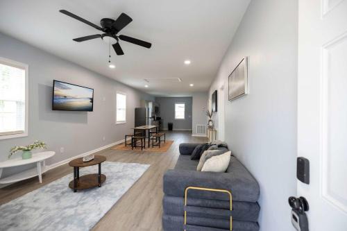 Burlington Maison | 3 Min to Downtown - 10 Min to Elon - Smart TVs