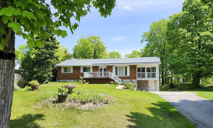 Sauble Beach Maison | 3 minute walk to 11 kms of Sauble Beach and World-Class sunsets!
