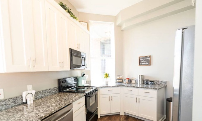 Lafayette Square Copropriété | <3 of city, king bed, pet friendly & custom kitchen