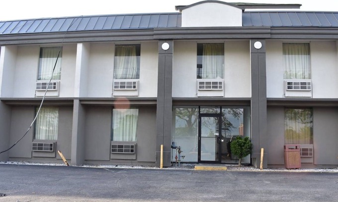 Melrose Park Maison | 3 Pet-friendly Units, Near Fashion Outlets Chicago/Cernan Earth and Space Center