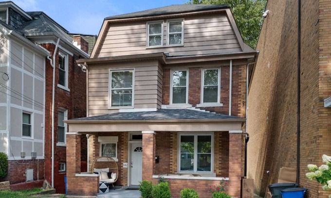 North Oakland Appartement | 3 Story home w/11 beds! | Close to Pitt & CMU!