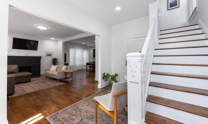 Clintonville Maison | 3 story, massive house in Central Columbus. Huge Kitchen!