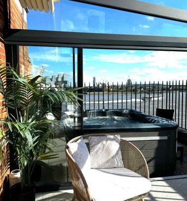 Canary Wharf Appartement | 3 x Bedroom Riverside Flat with HOT TUB on Roof Terrace
