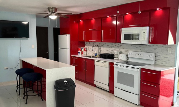 San Juan Appartement | 30 Day Minimum- 3BR & 2BA Family Retreat – Walk to Ocean