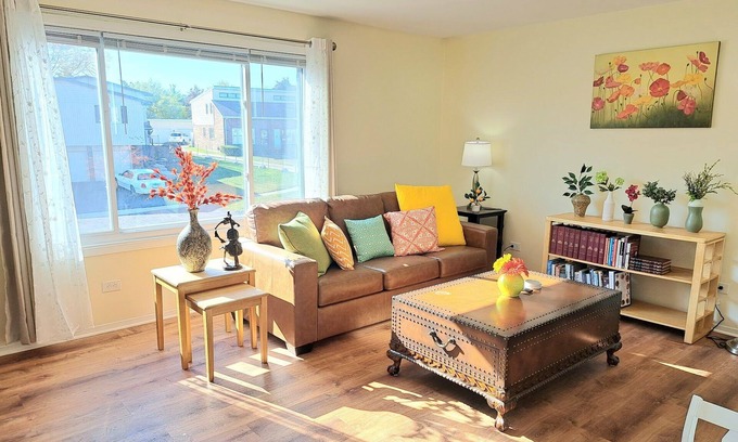 Roselle Copropriété | 30-Day Plus Extended Stay: Spacious 2 Bedroom/ 1Bath Condo. Walk to Train!