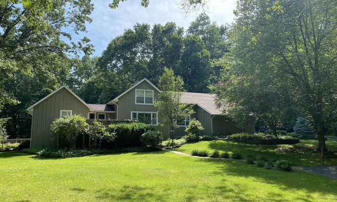 Edwardsburg Maison | 30 min from Notre Dame + Hottub, 10 acre estate and game room