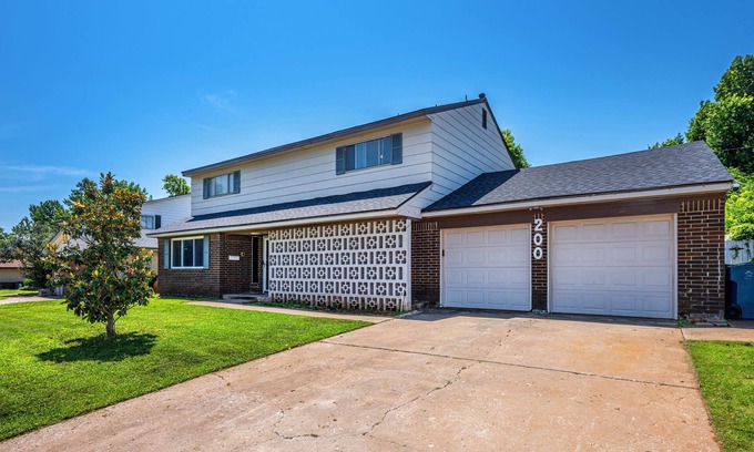 Midwest City Maison | Cozy 5-bedroom house with spacious private backyard and pool